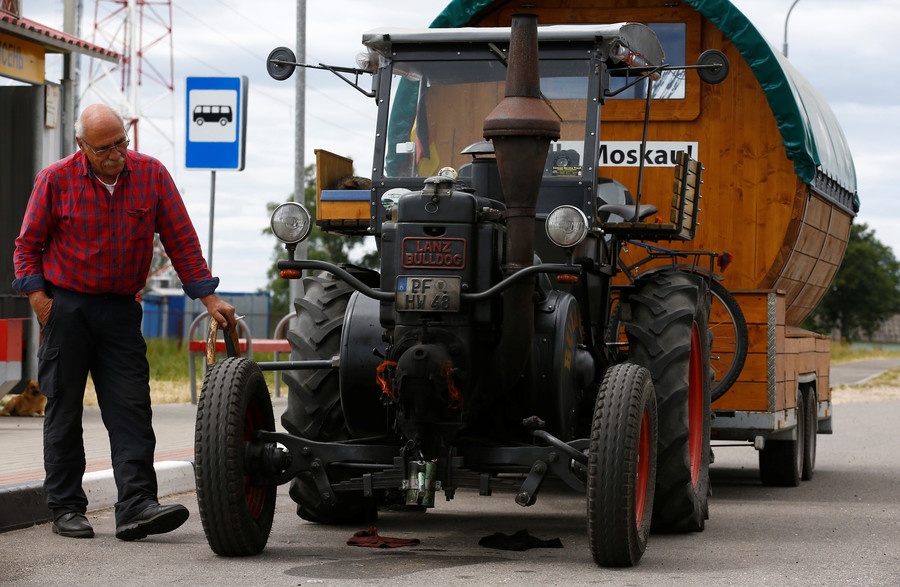 Fan Duc dat cho cung di may keo den Nga xem World Cup 2018 anh 5