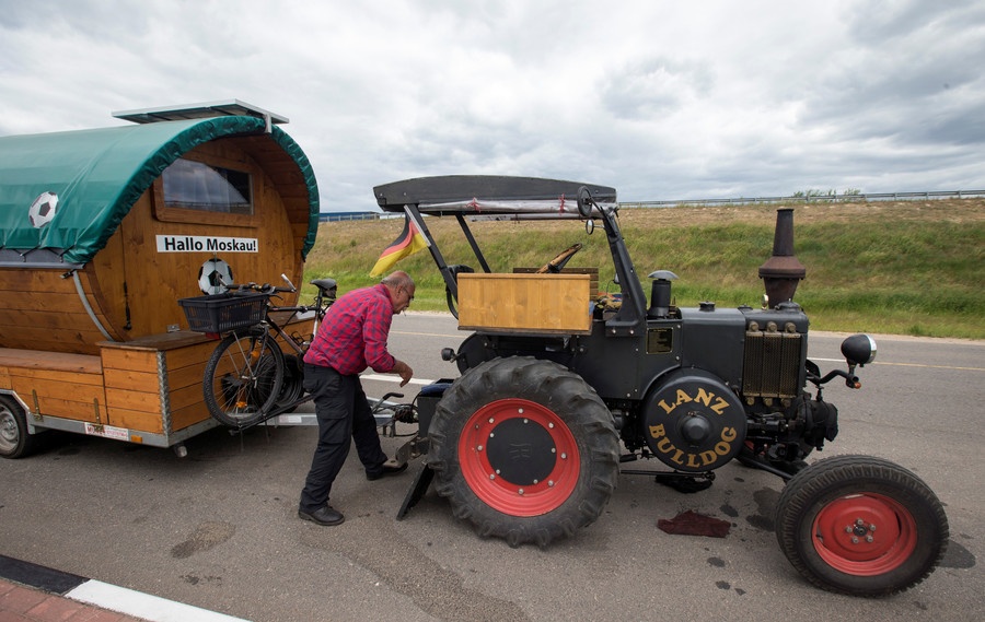 Fan Duc dat cho cung di may keo den Nga xem World Cup 2018 anh 6
