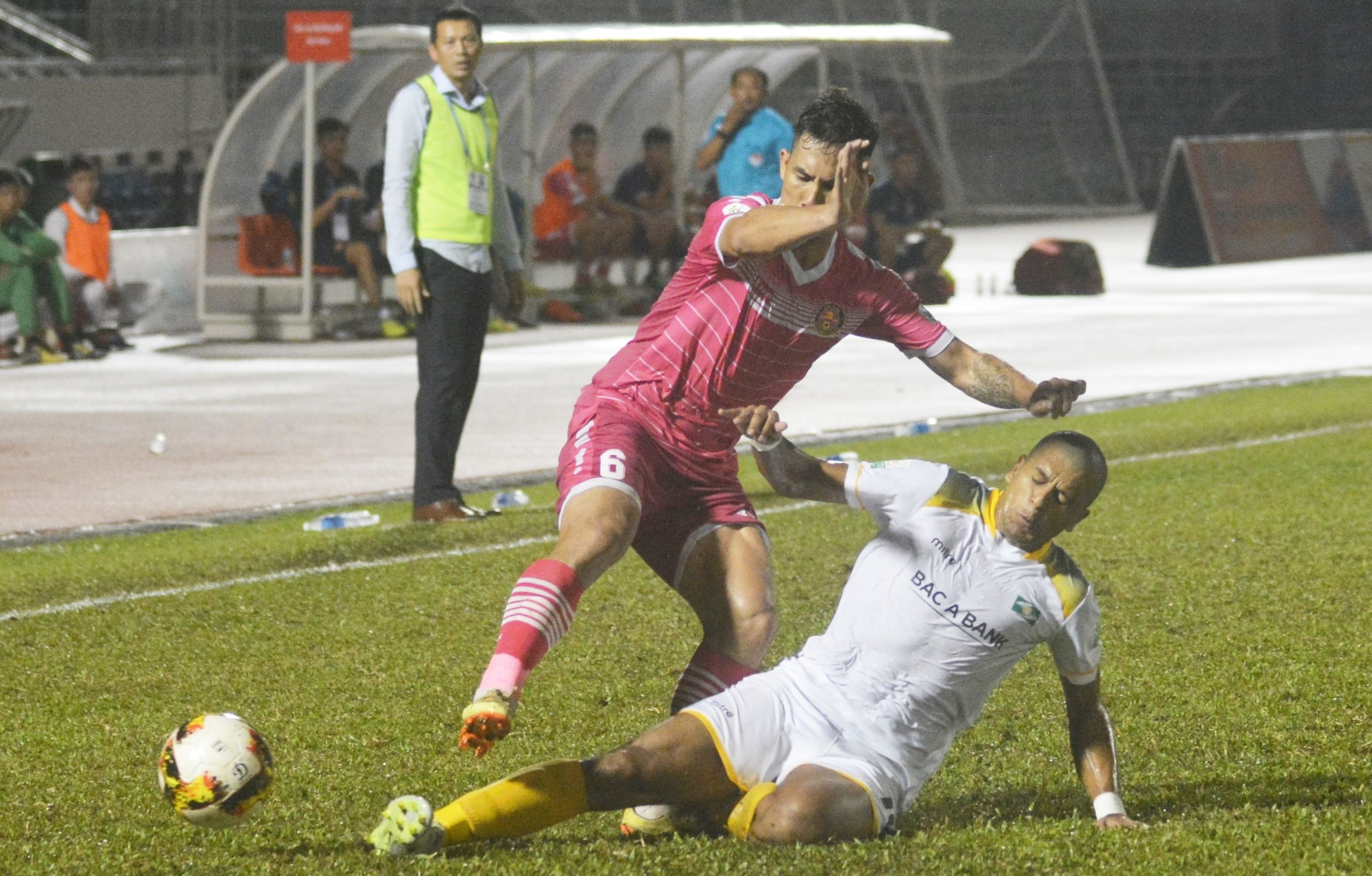 Sai Gon FC lay 3 diem trong tran dau day tinh huong pham loi anh 1