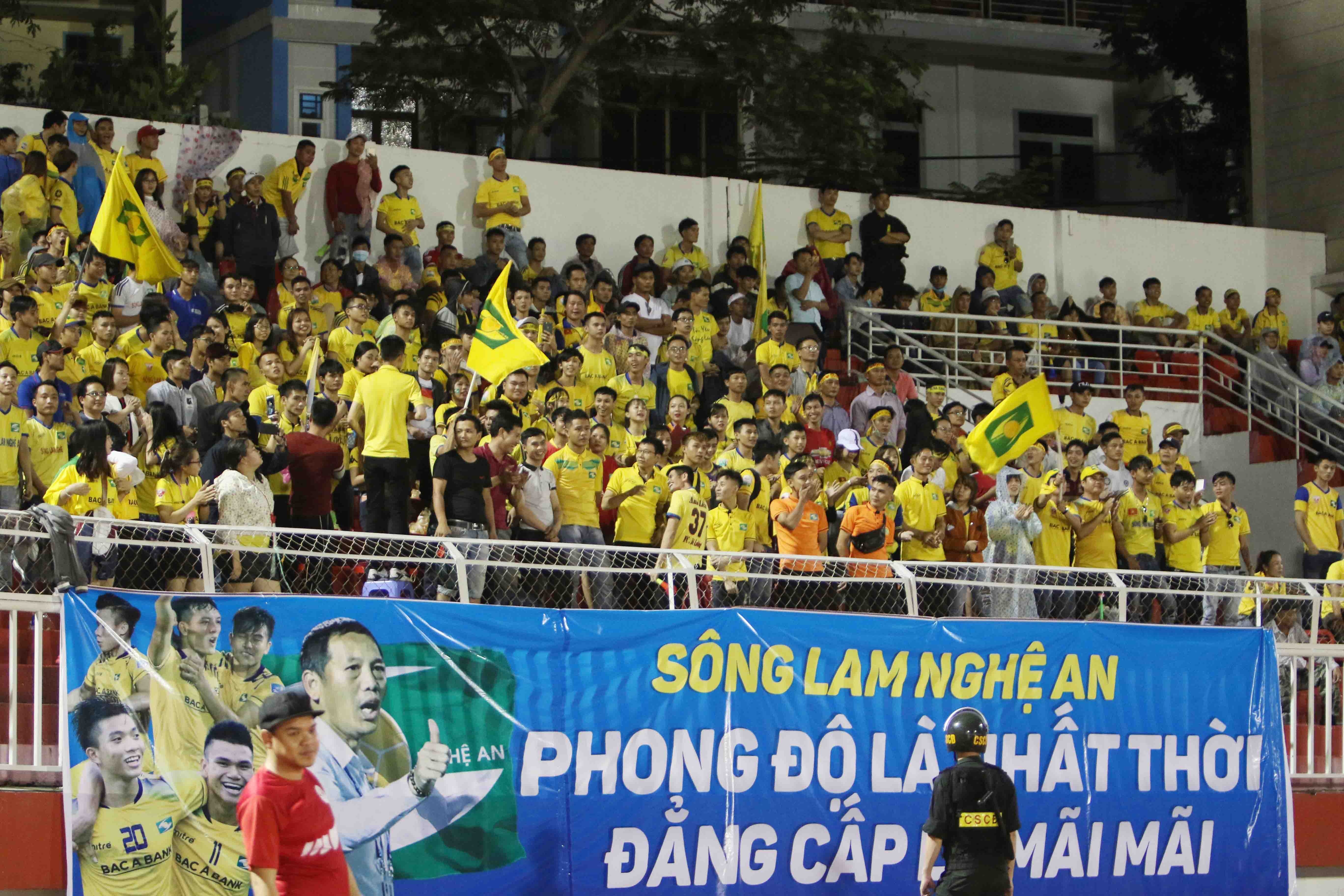 Sai Gon FC lay 3 diem trong tran dau day tinh huong pham loi anh 5