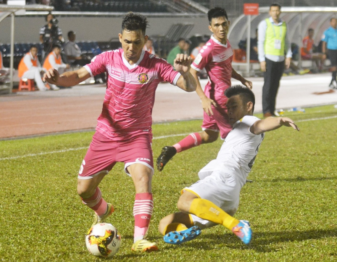 CLB Sai Gon lay 3 diem trong tran dau nhieu pha pham loi hinh anh