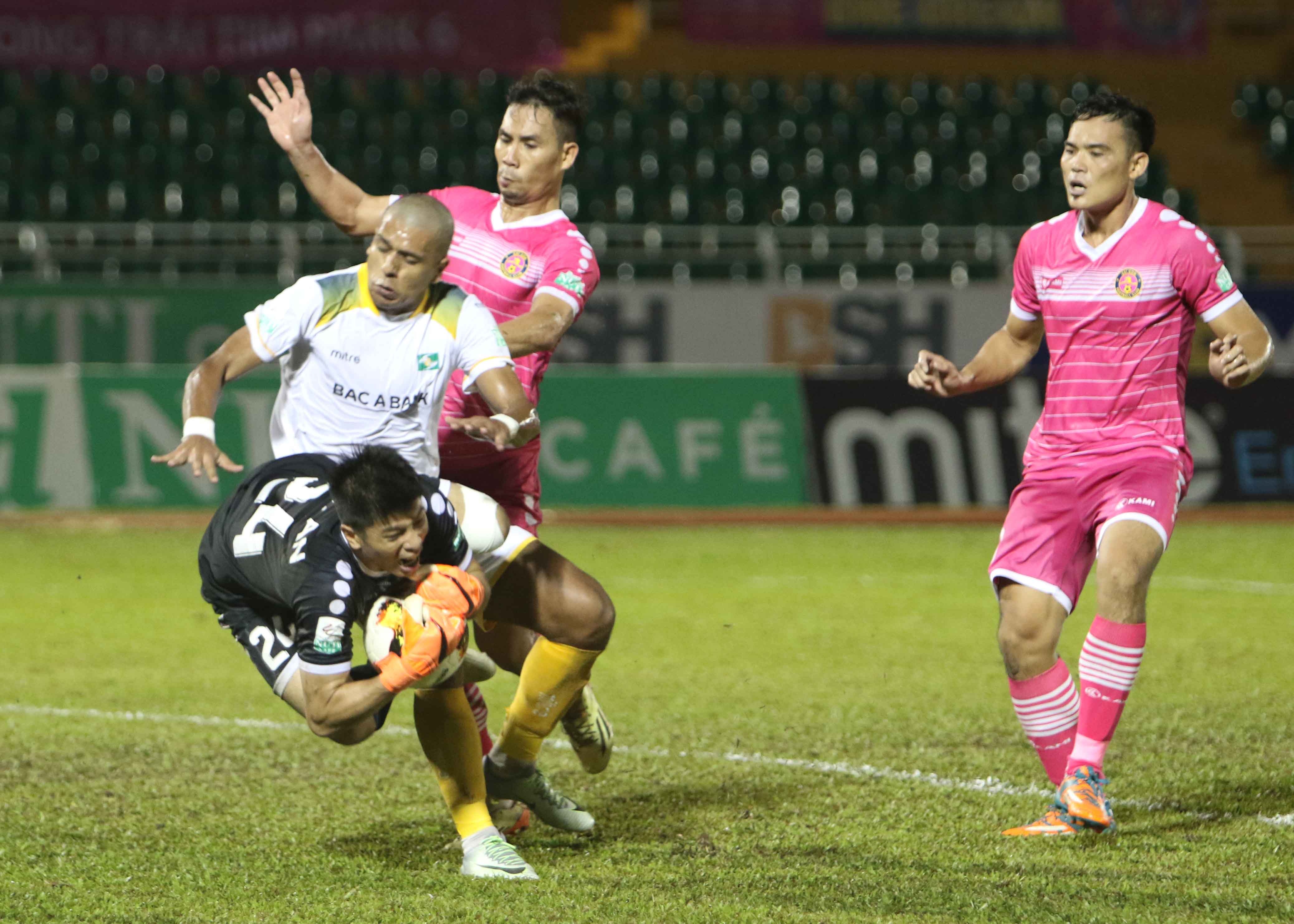 Sai Gon FC lay 3 diem trong tran dau day tinh huong pham loi anh 10