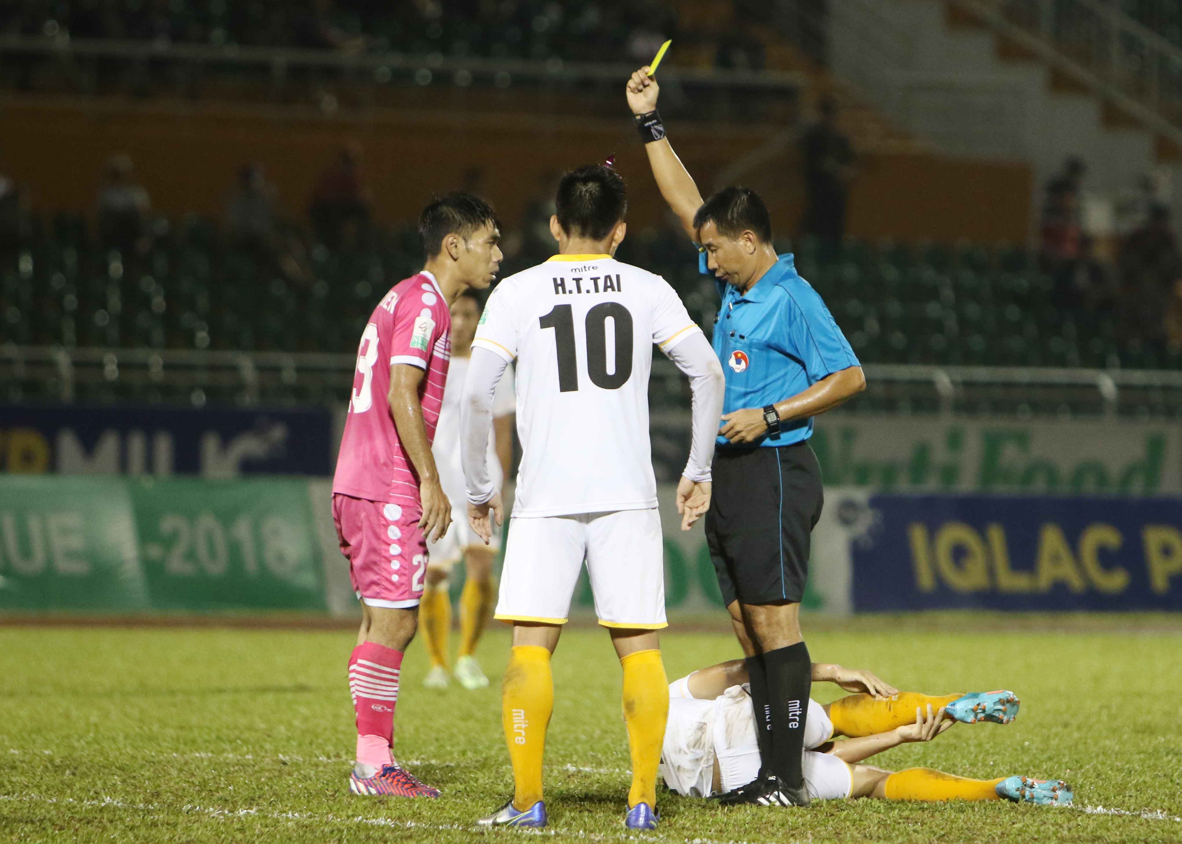 Sai Gon FC lay 3 diem trong tran dau day tinh huong pham loi anh 3