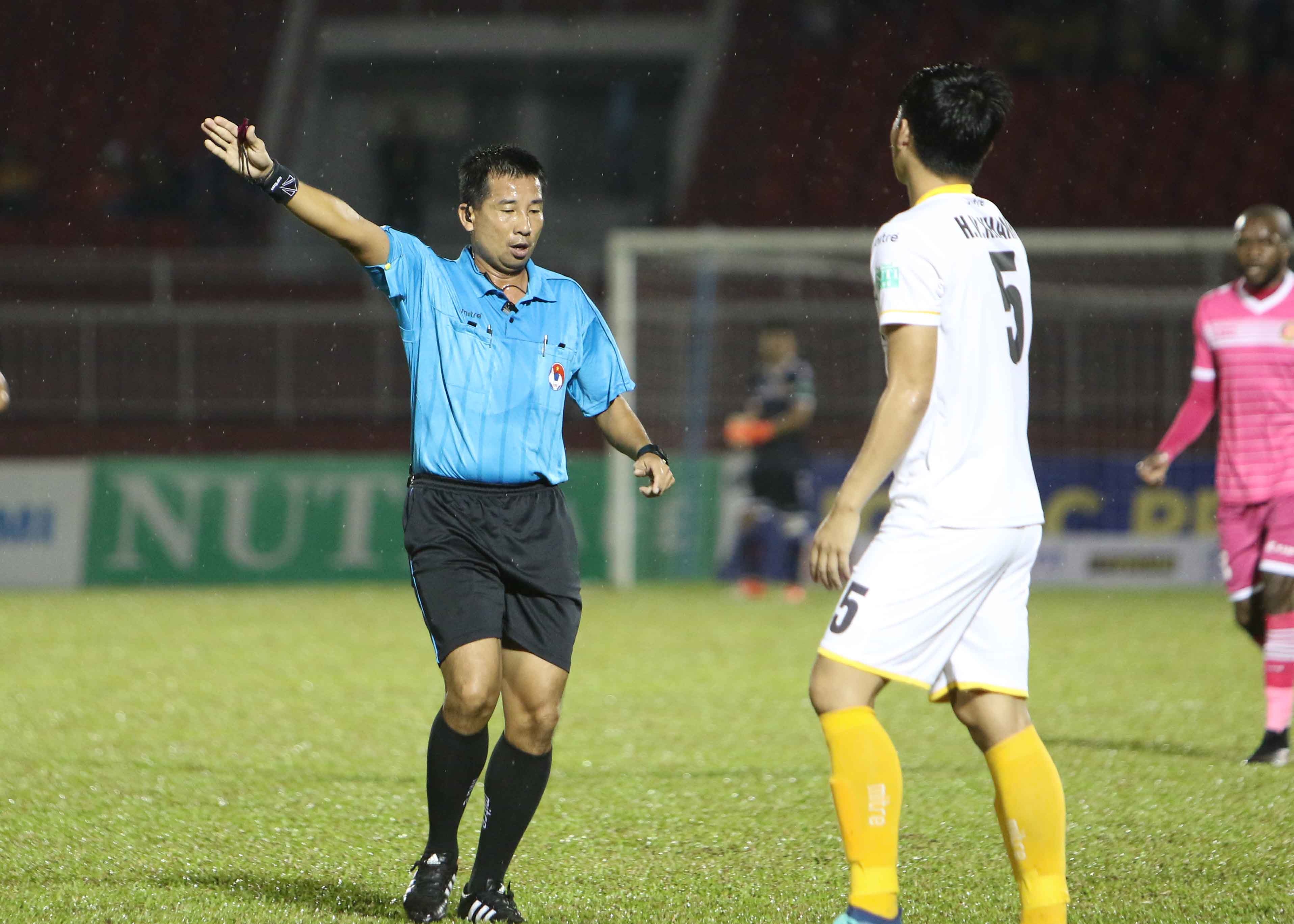 Sai Gon FC lay 3 diem trong tran dau day tinh huong pham loi anh 2