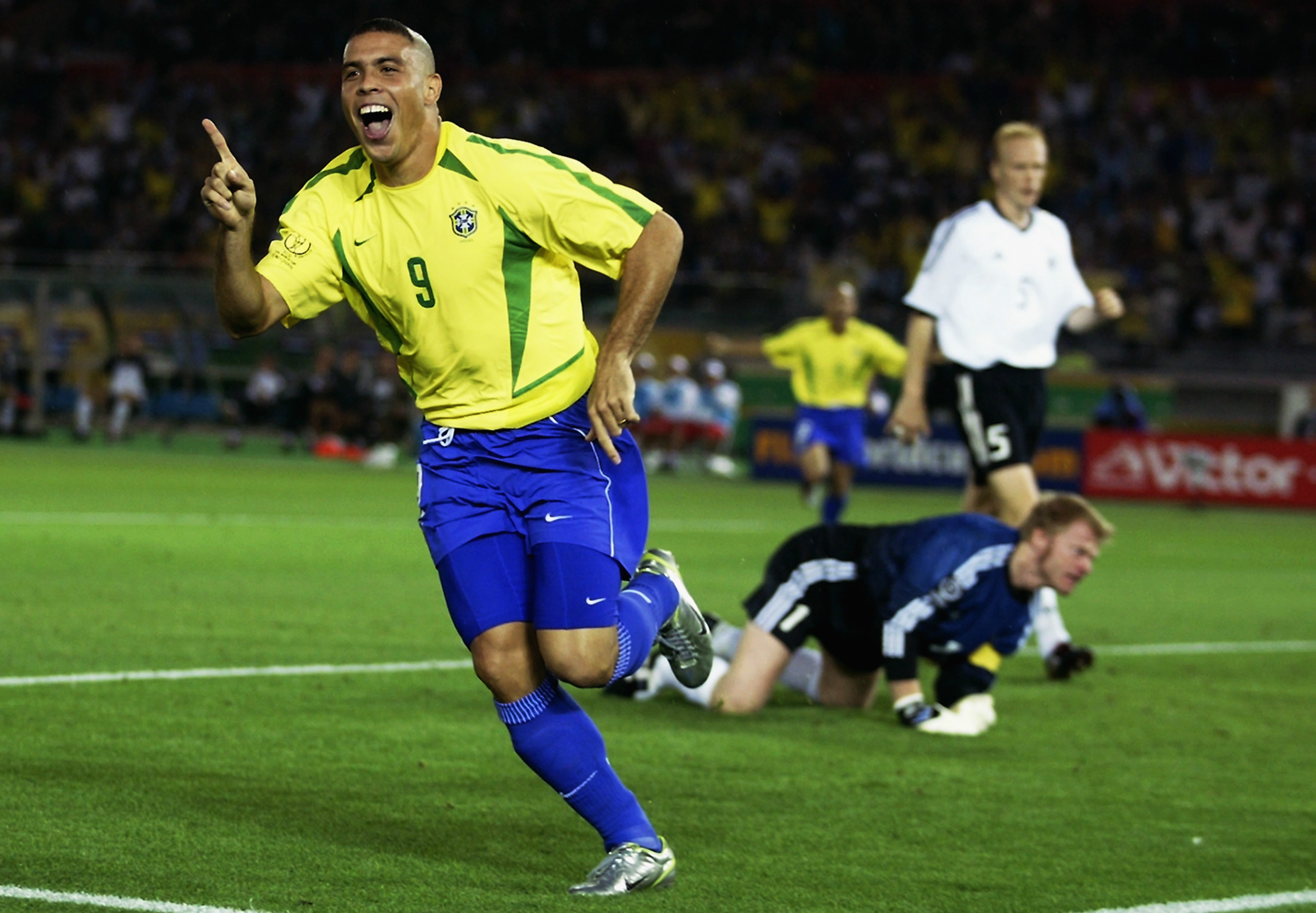 Cu dup cua Ronaldo 'beo' nhan chim tuyen Duc nam 2002 hinh anh