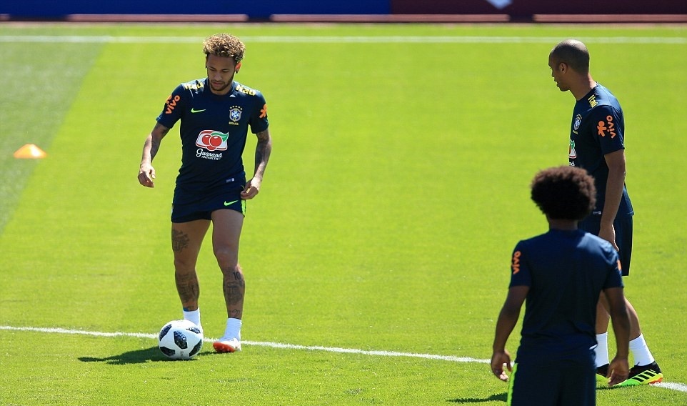 Ngay sinh nhat,  Coutinho bi dong doi 'choi kham' tren san tap anh 9