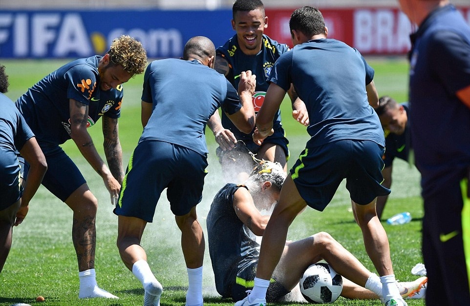 Ngay sinh nhat,  Coutinho bi dong doi 'choi kham' tren san tap anh 3