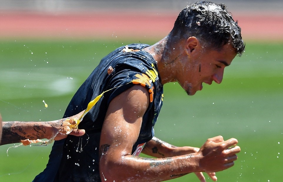 Ngay sinh nhat,  Coutinho bi dong doi 'choi kham' tren san tap anh 4