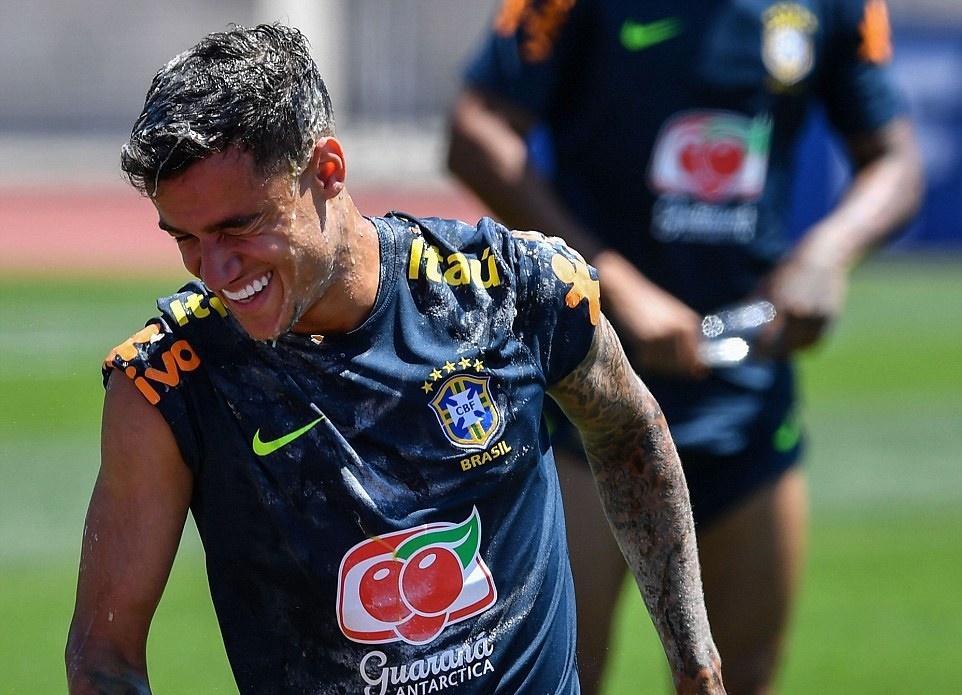 Coutinho bi dong doi 'tap kich' trung ga va bot mi ngay sinh nhat hinh anh