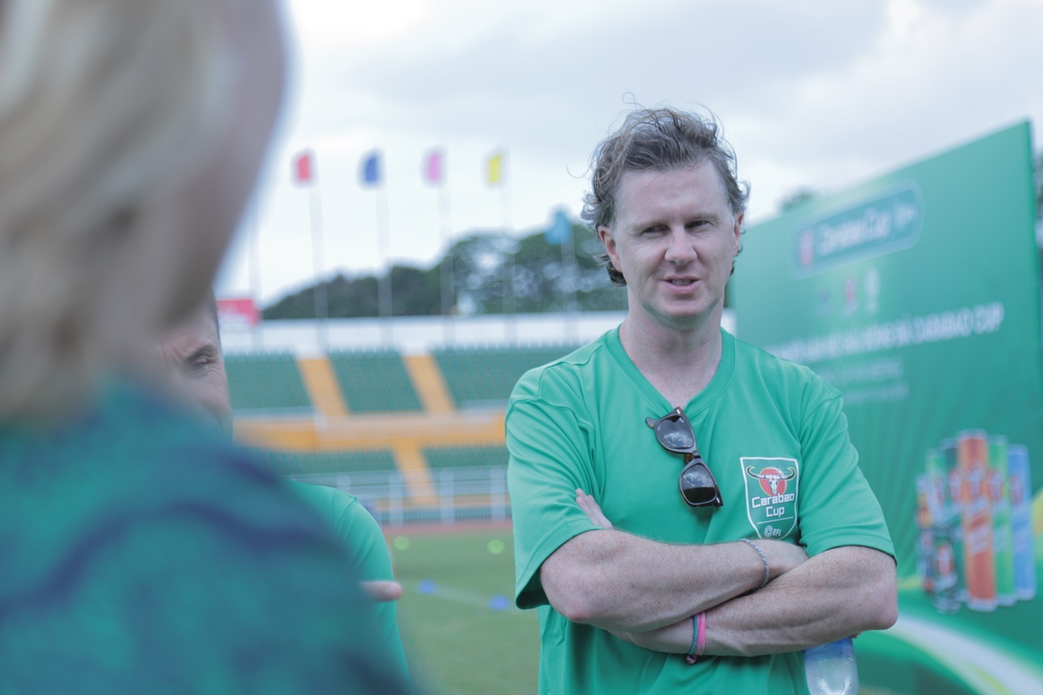 Cuu sao tuyen Anh va Phap hao hung giao luu voi cau thu nhi Viet Nam hinh anh