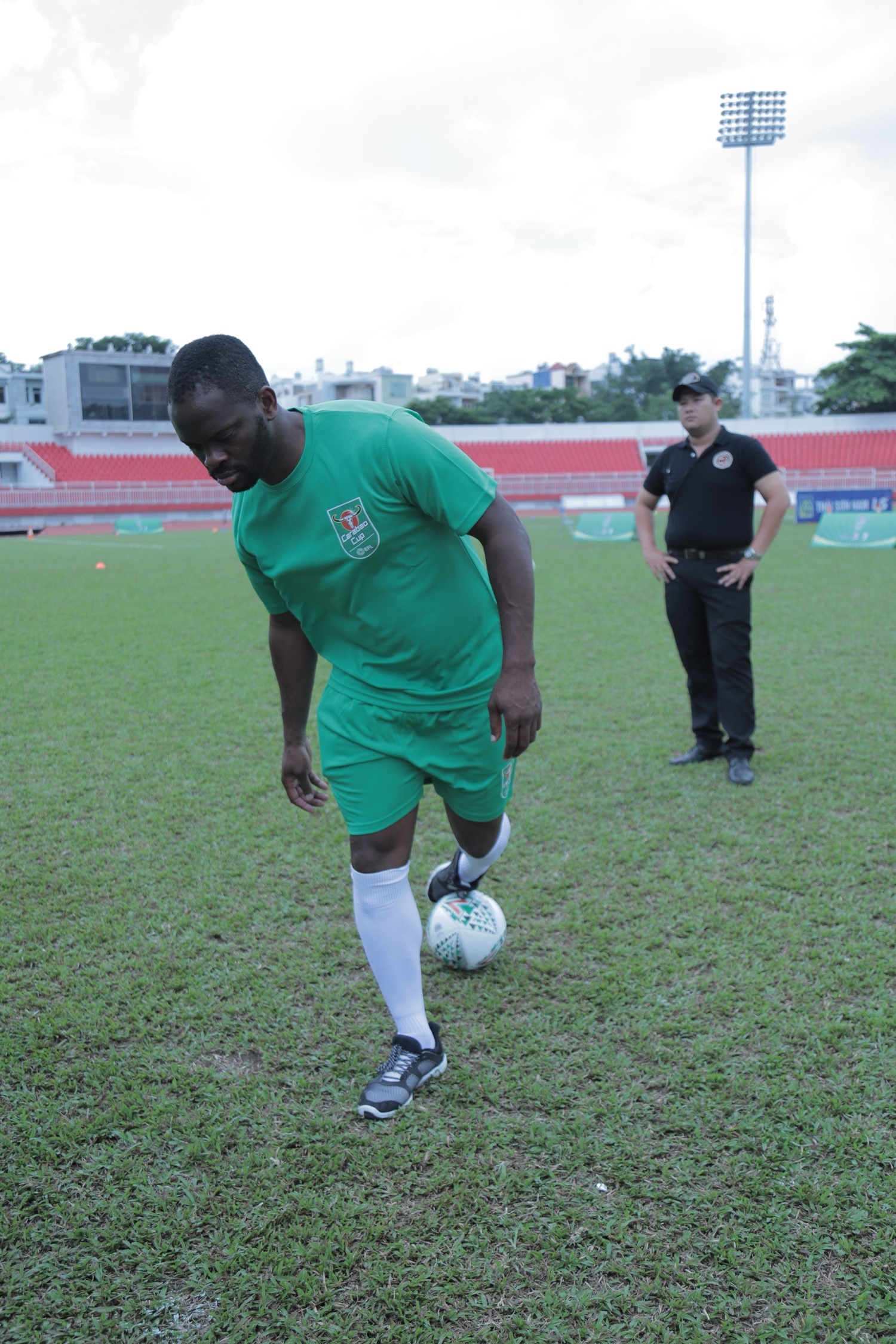 Cuu sao tuyen Anh va Phap hao hung giao luu voi cau thu nhi Viet Nam anh 4