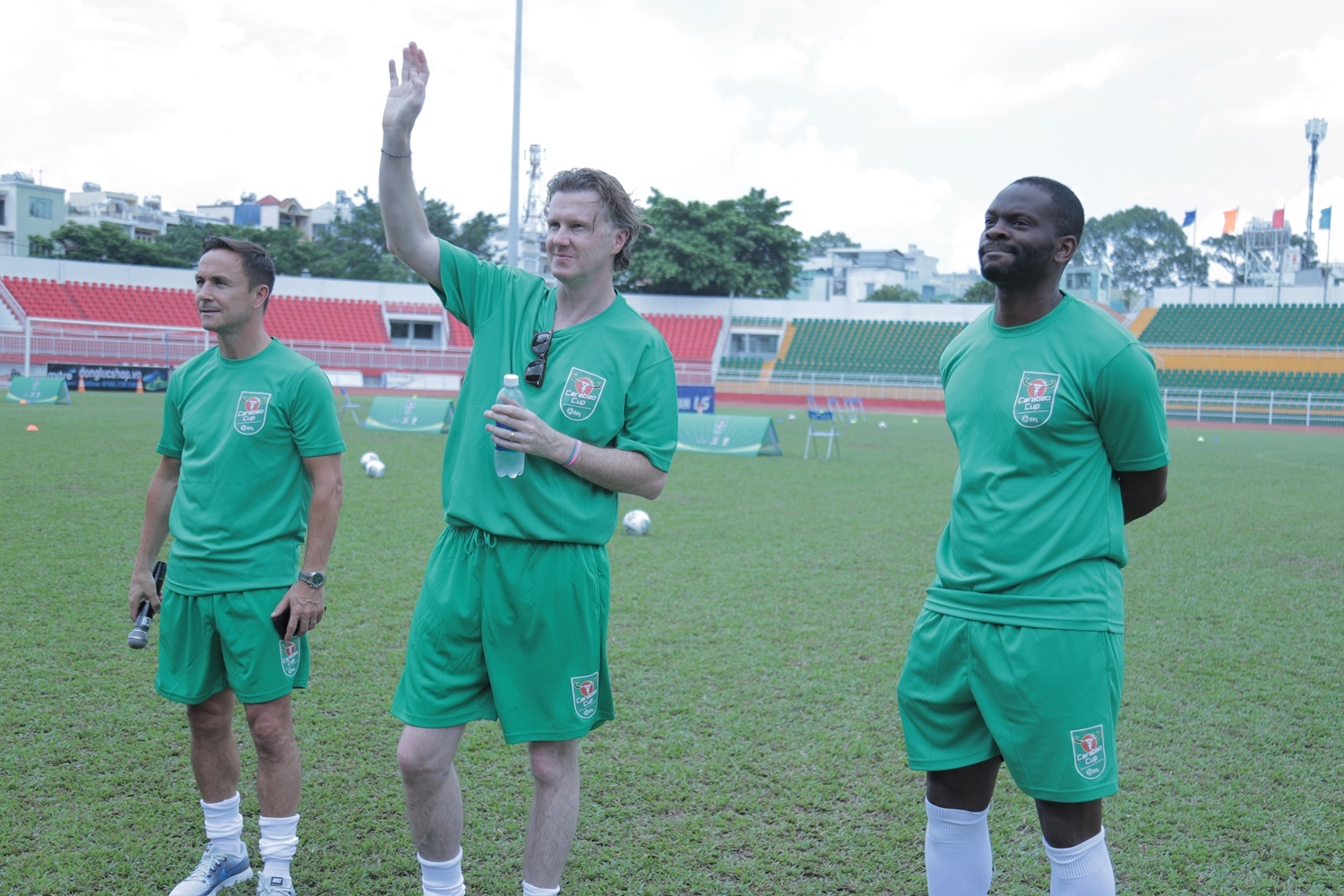 Cuu sao tuyen Anh va Phap hao hung giao luu voi cau thu nhi Viet Nam anh 2