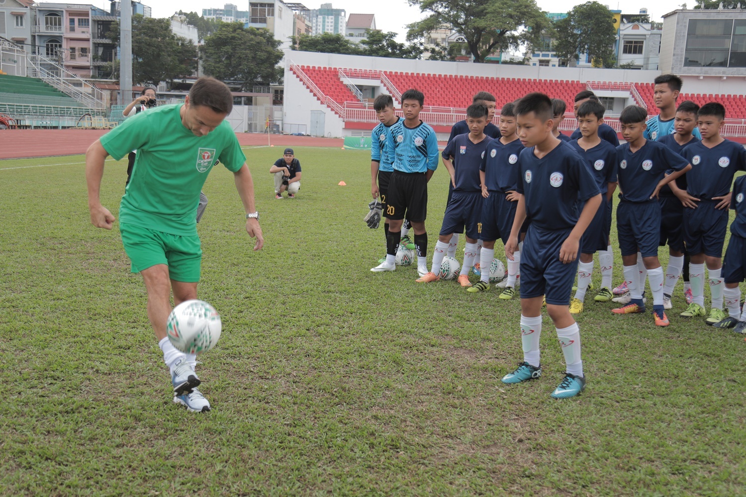 Cuu sao tuyen Anh va Phap hao hung giao luu voi cau thu nhi Viet Nam anh 7