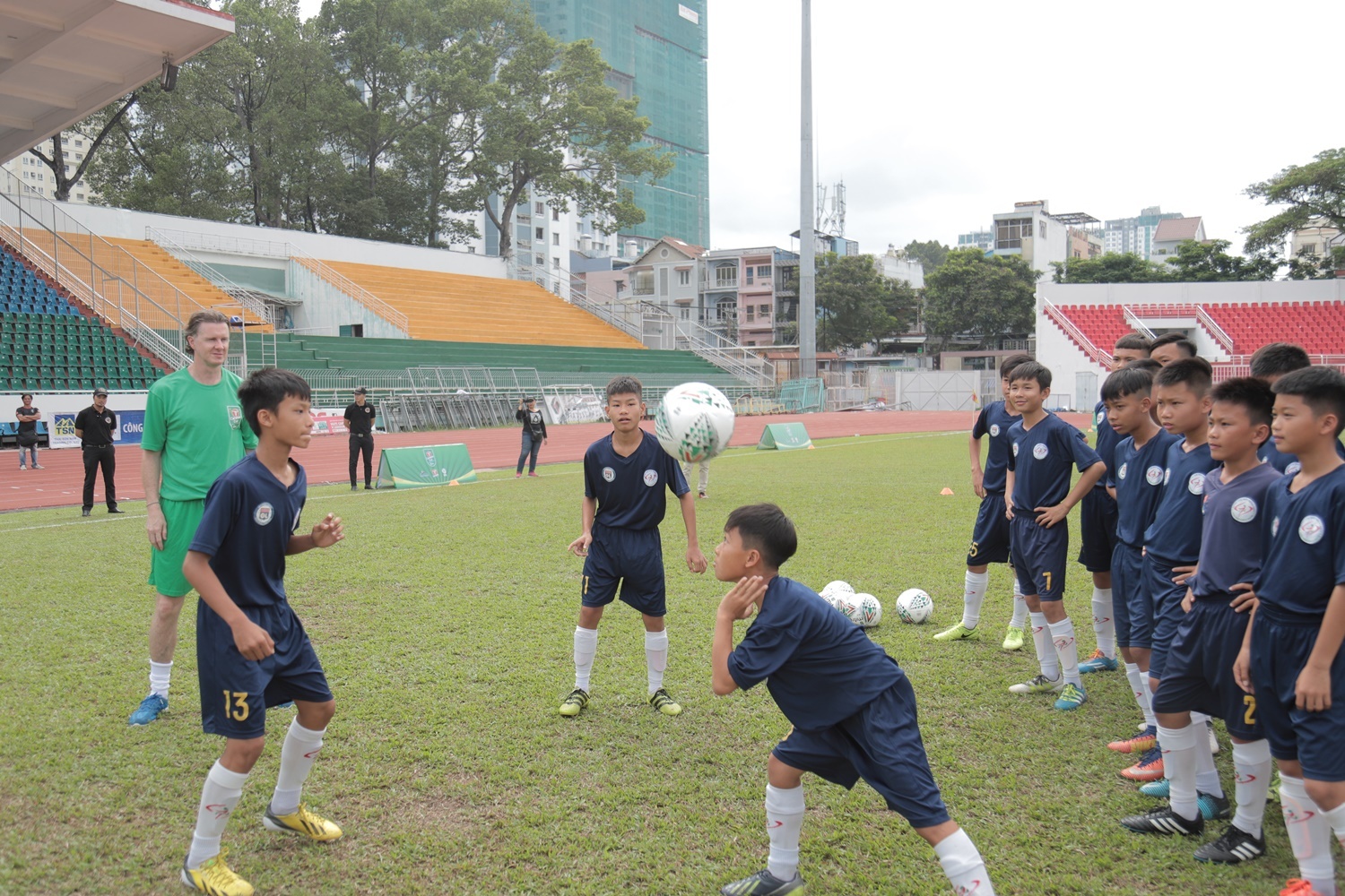 Cuu sao tuyen Anh va Phap hao hung giao luu voi cau thu nhi Viet Nam anh 5