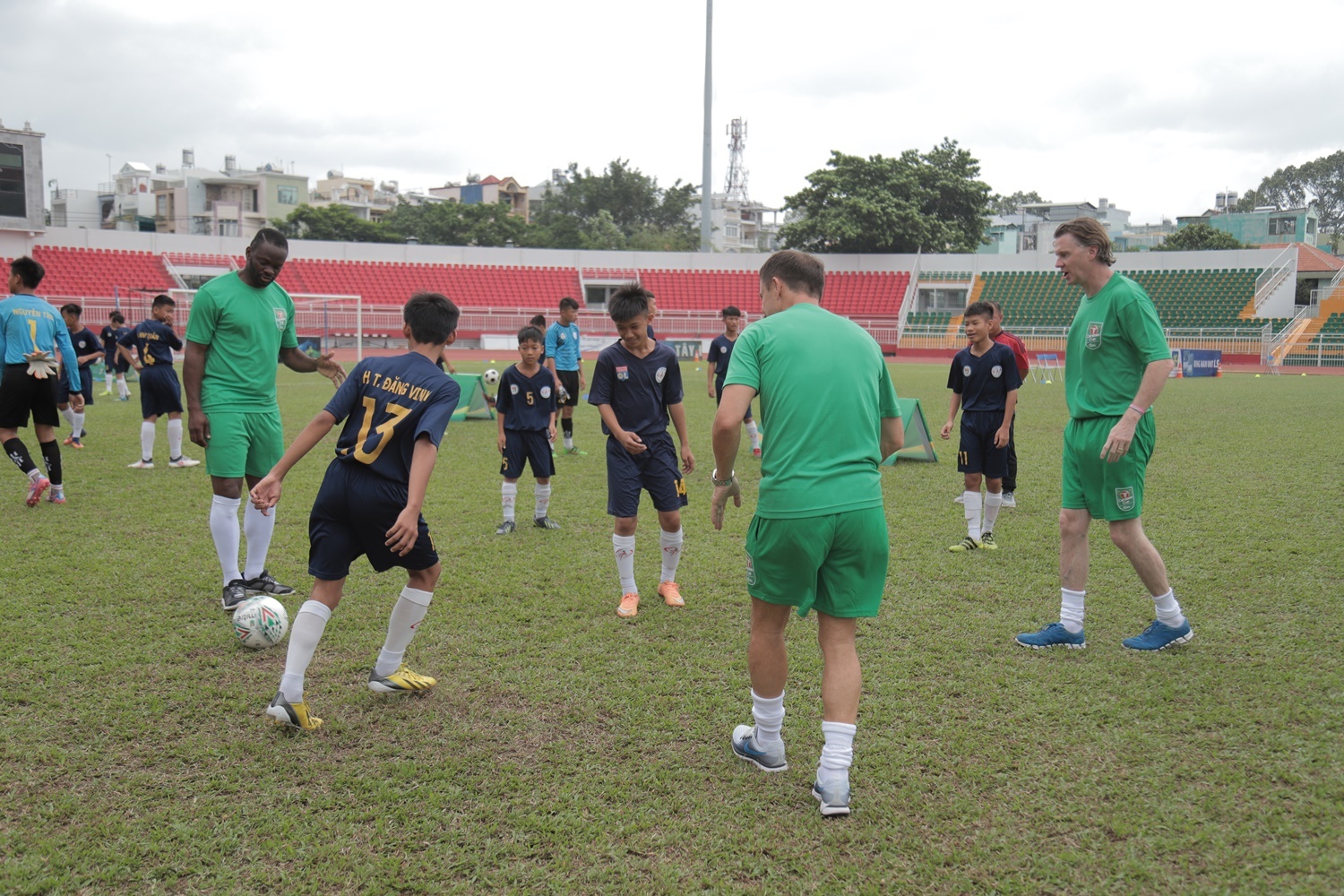 Cuu sao tuyen Anh va Phap hao hung giao luu voi cau thu nhi Viet Nam anh 6