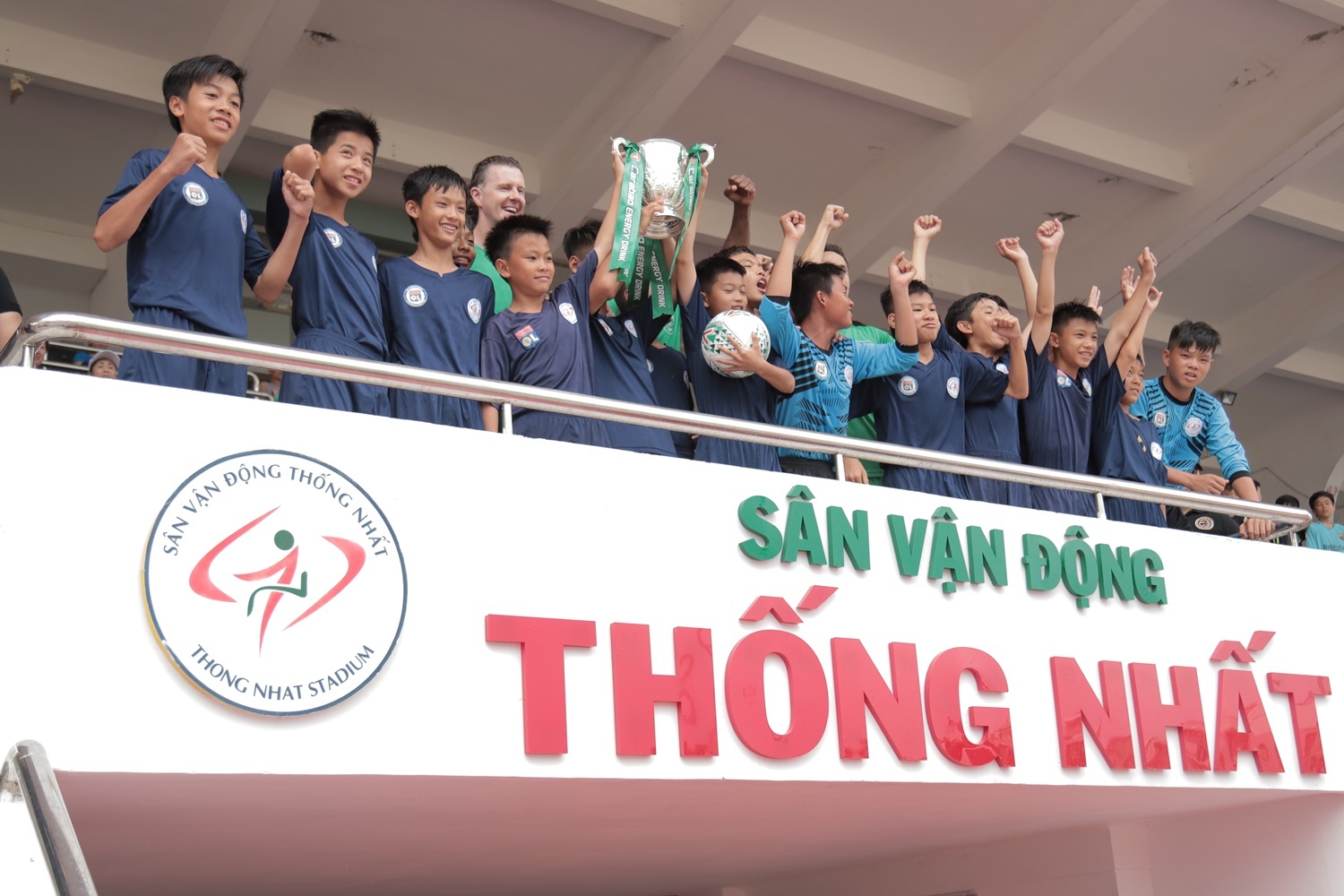 Cuu sao tuyen Anh va Phap hao hung giao luu voi cau thu nhi Viet Nam anh 9