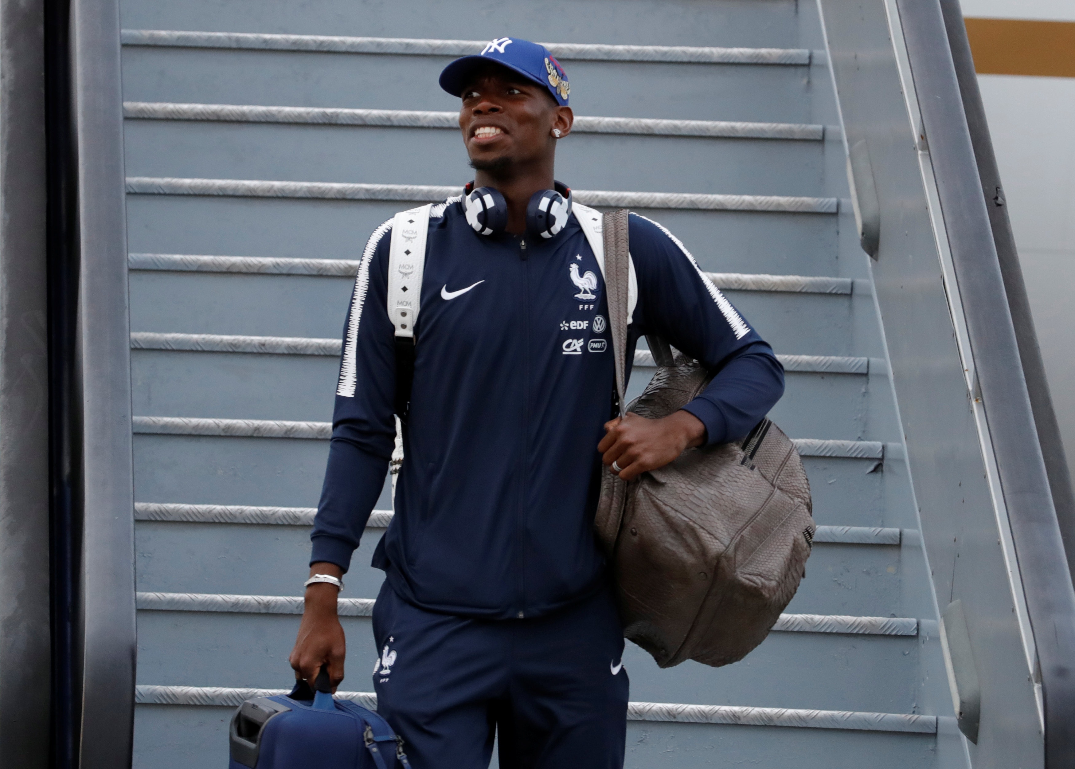 Giam doc ky thuat Lyon: 'Ai quan tam Pogba mau me ngoai doi chu?' anh 3