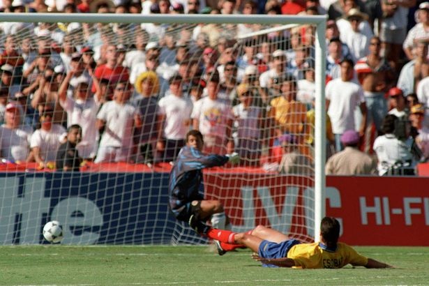 Sau thẻ đỏ, tiền vệ Colombia bị dọa giết ảnh 2 Sau the do, tien ve Colombia bi doa giet anh 2