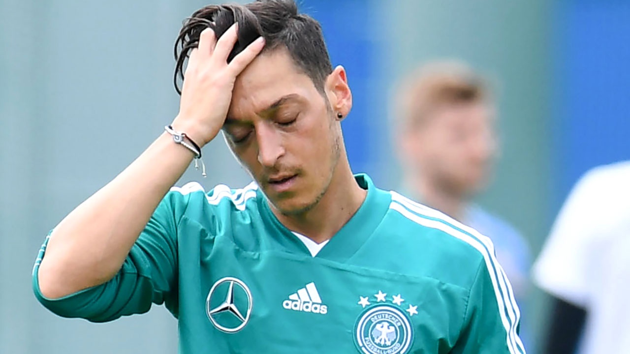 Mesut Oezil do mot, Joachim Loew kem 10 hinh anh