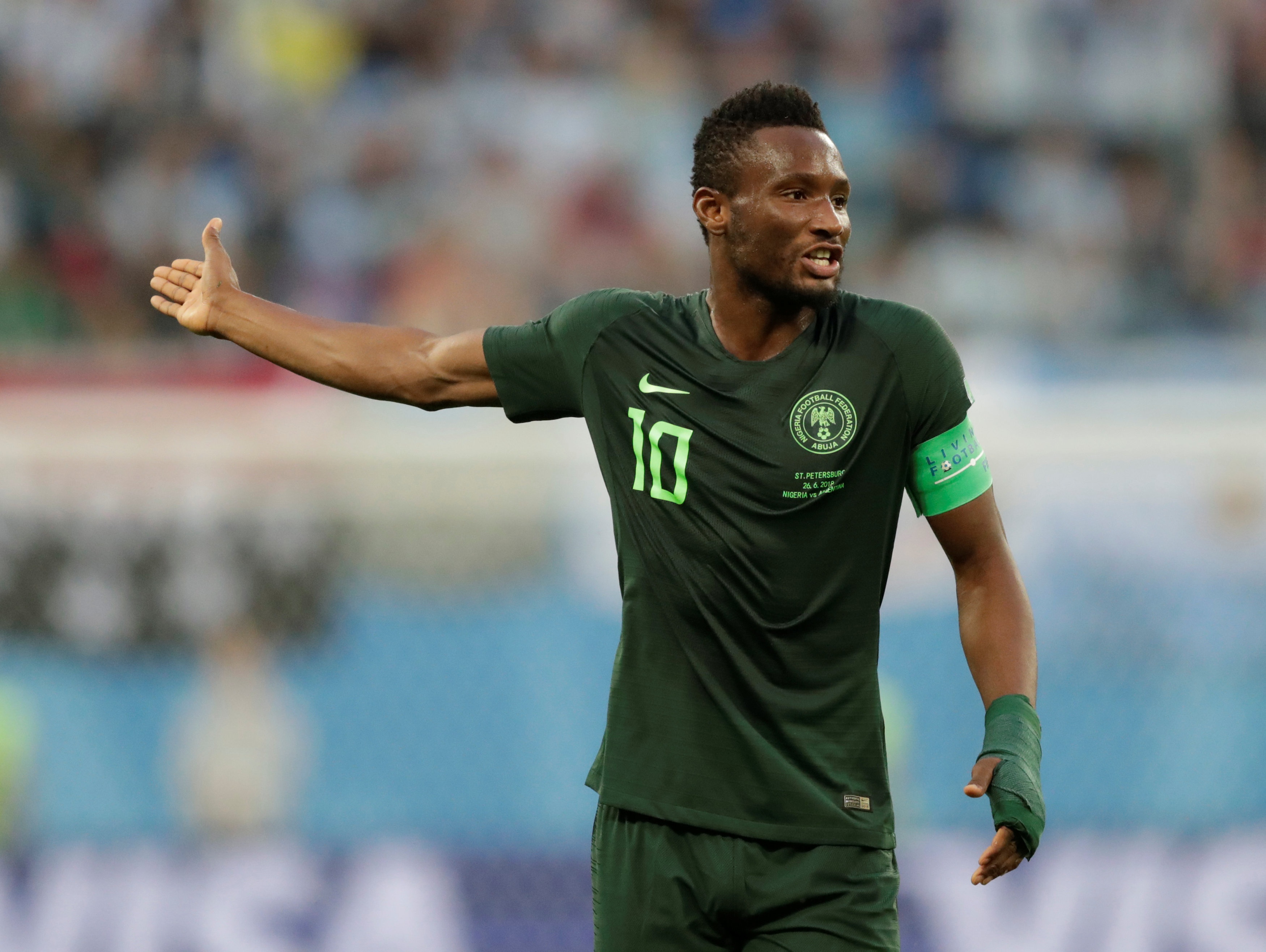 John Obi Mikel: 'Cha toi bi bat coc va doa giet truoc tran gap Argentina' anh 1