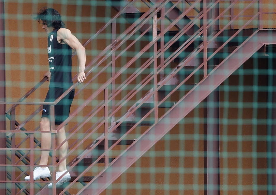 Cavani đi khập khiễng, dễ nghỉ đá trận gặp Pháp ảnh 1 Cavani di khap khieng, de nghi da tran gap Phap anh 1