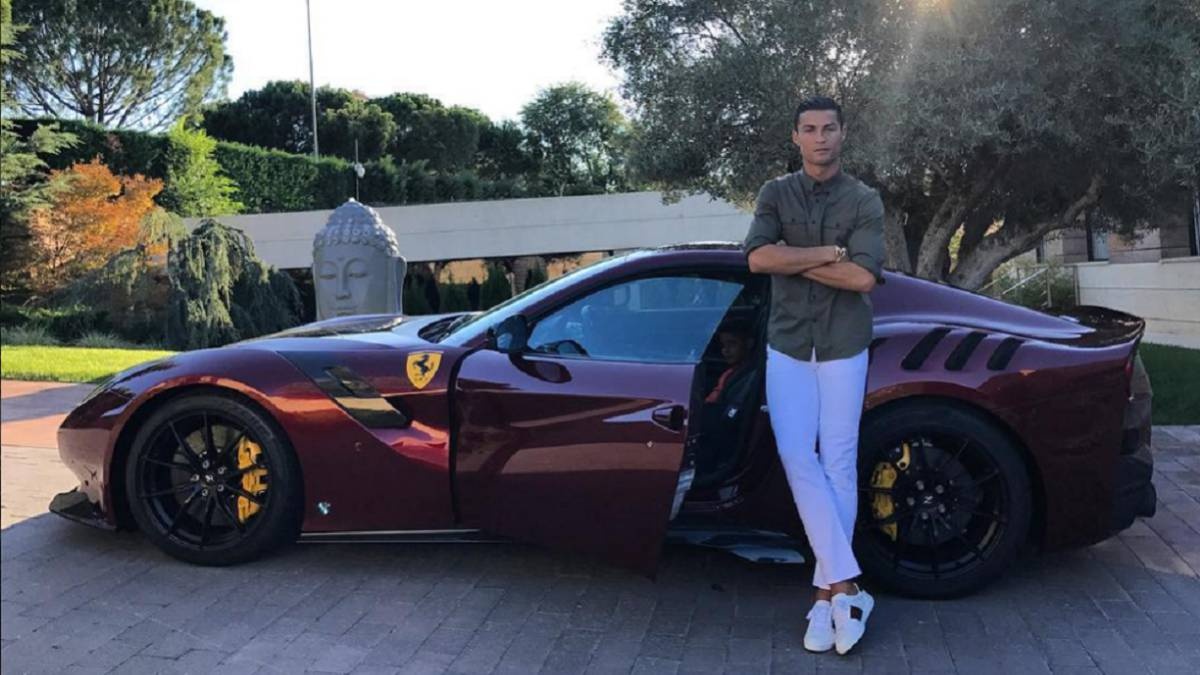 Cong nhan hang FIAT noi gian voi phi vu Ronaldo sang Juventus hinh anh