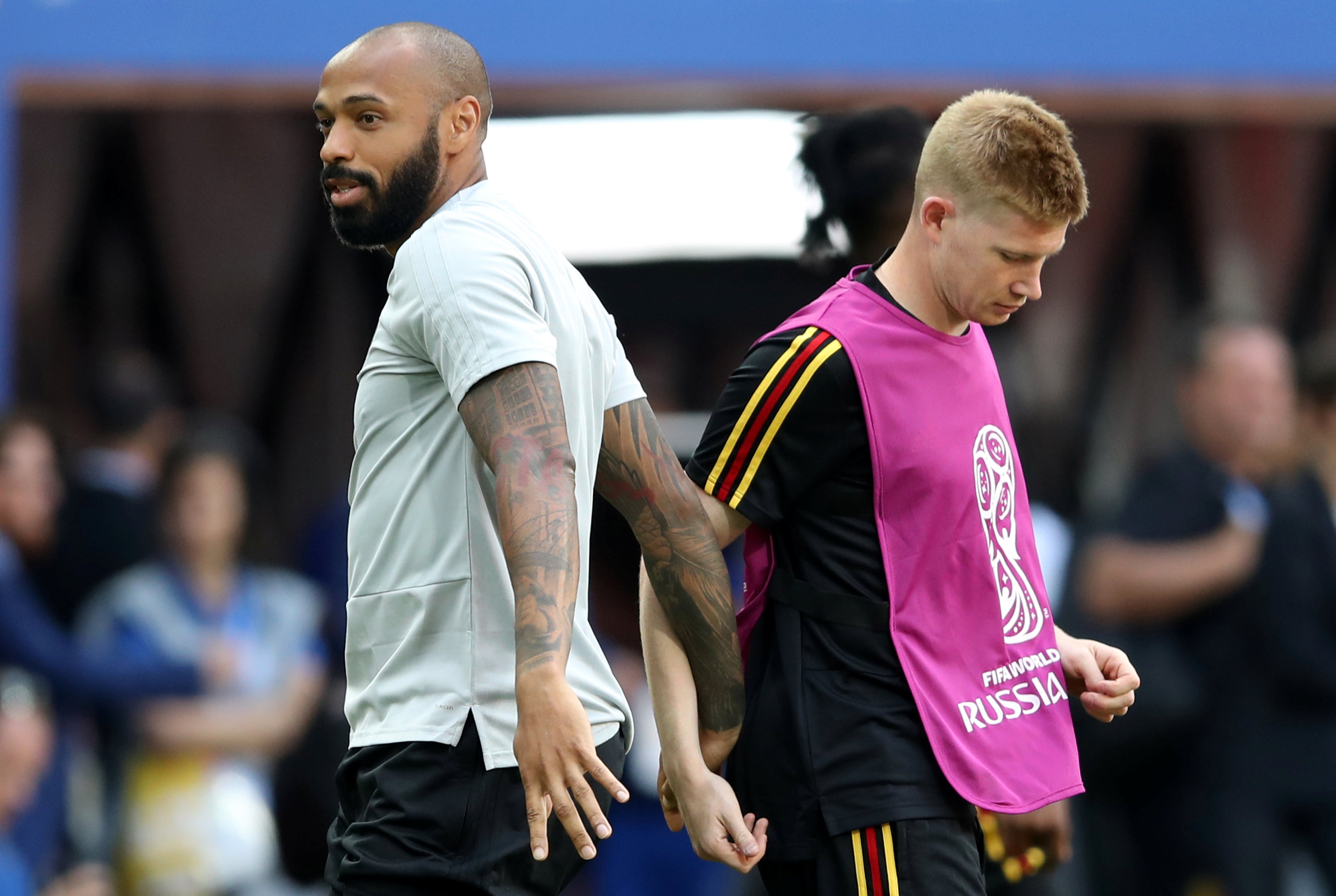 Thierry Henry - Dung trong bong toi thay om tuong lai tuyen Bi anh 4