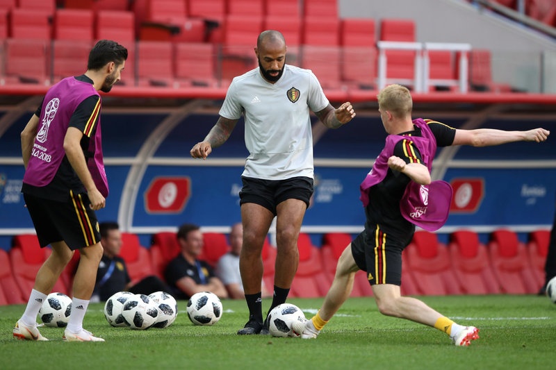 Thierry Henry - Dung trong bong toi thay om tuong lai tuyen Bi anh 1