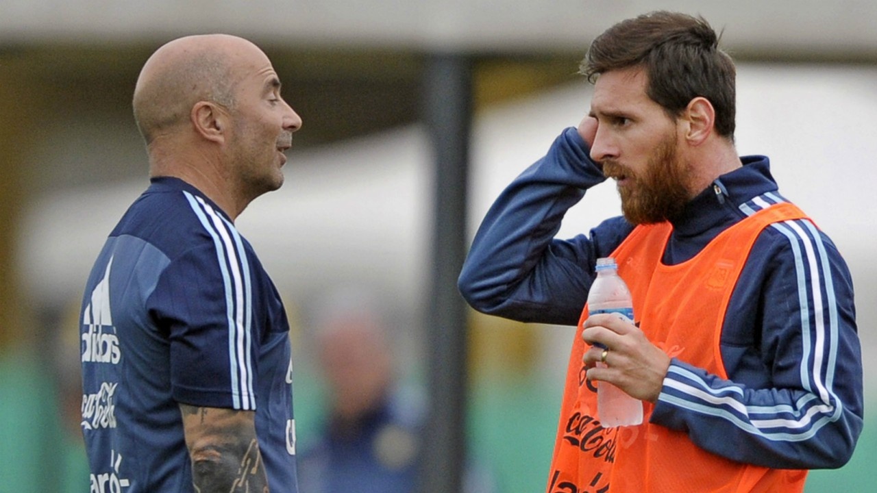 Messi noi thang HLV Sampaoli: 'Chung toi khong con tin tuong ong' hinh anh