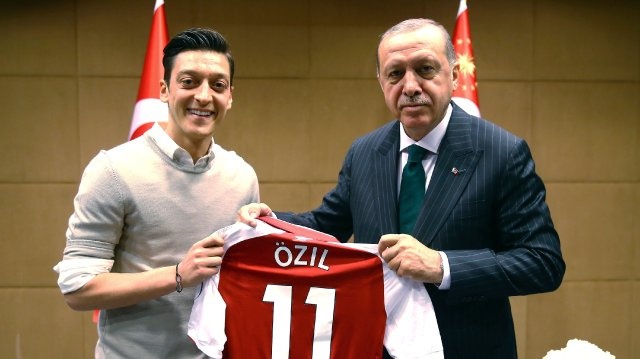 Người Đức đang quá bạc bẽo với Mesut Oezil ảnh 3 Nguoi Duc dang qua bac beo voi Mesut Oezil anh 3