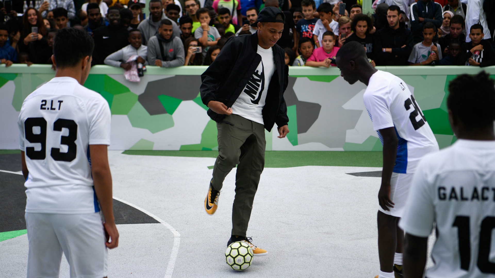 Kylian Mbappe - Cam hung cho tre em khu o chuot Paris anh 2