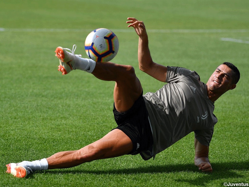 Higuain dau Ronaldo va Serie A tro lai thoi xua cu hinh anh