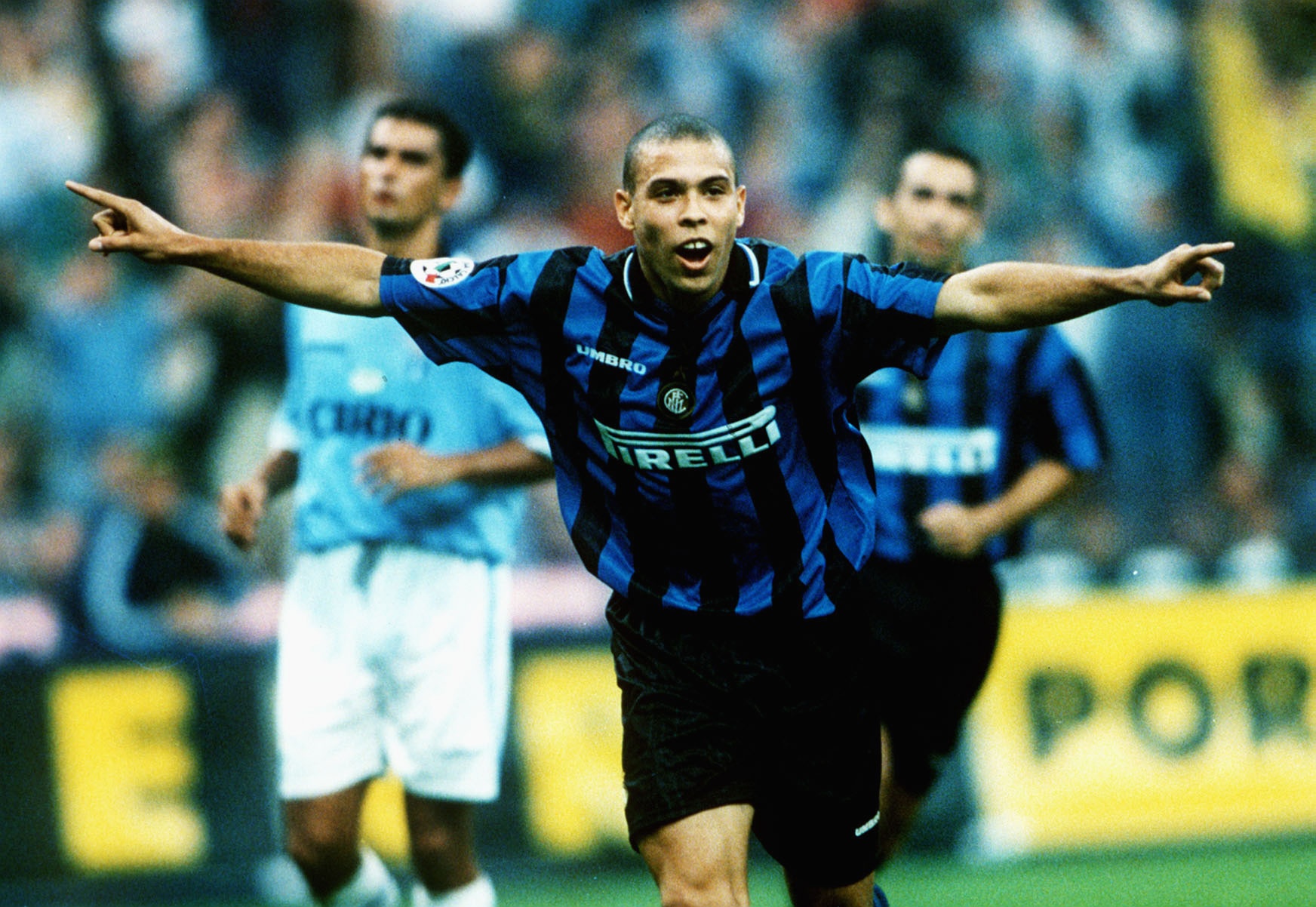 Ronaldo toi Juventus, bien Serie A tro thanh thap nien 90 hinh anh