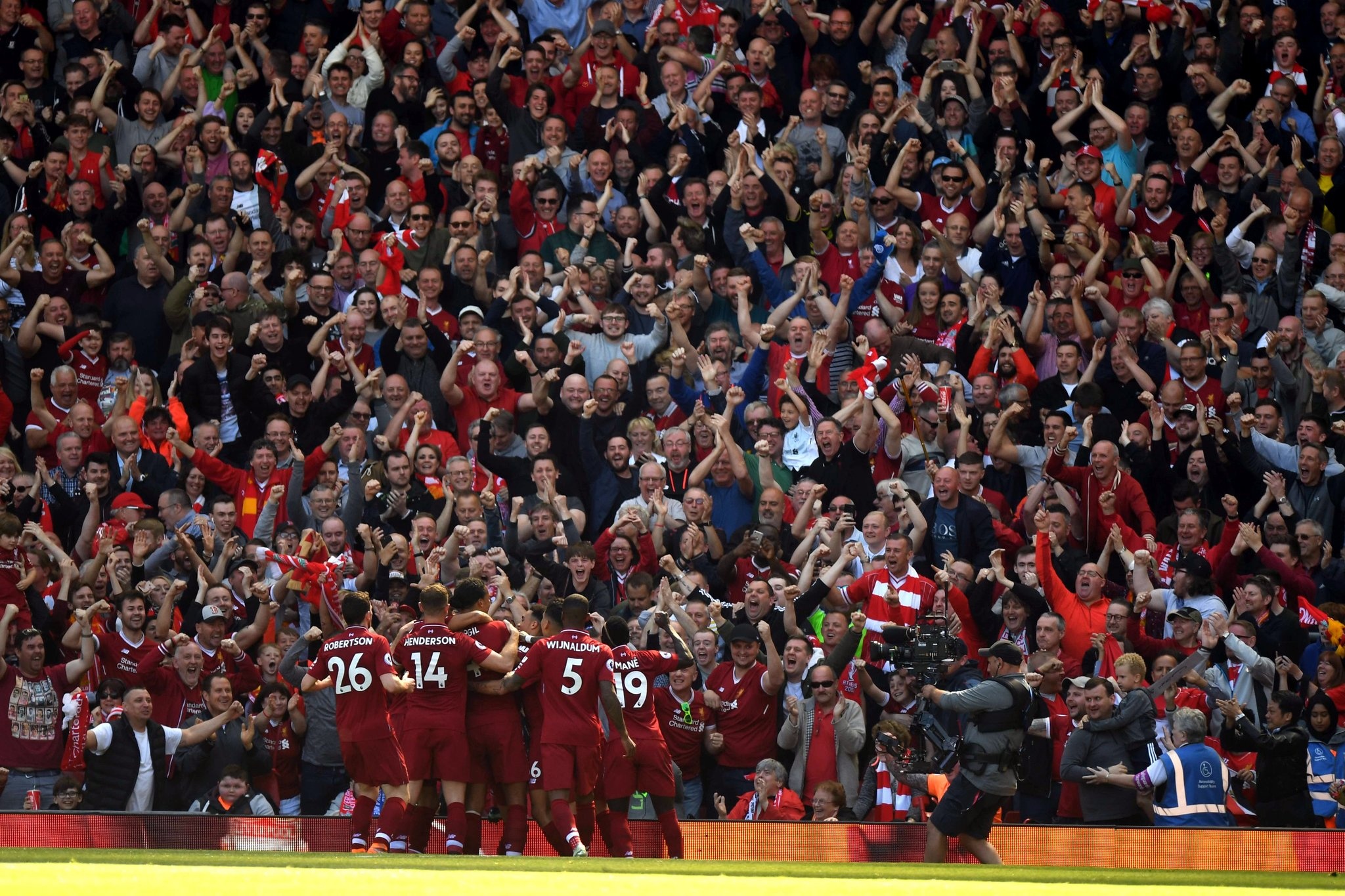 Cản Man City, giờ chỉ có chiếc xe đua Liverpool ảnh 1 Can Man City, gio chi co chiec xe dua Liverpool anh 1