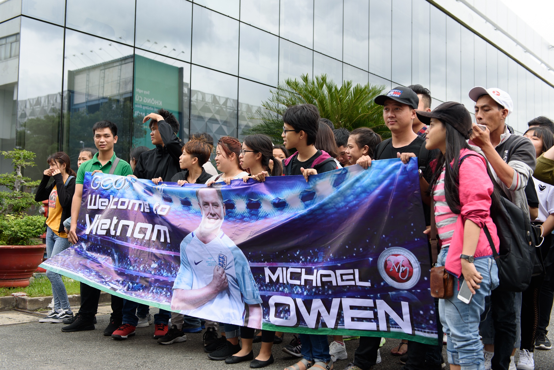Michael Owen cuoi than thien voi fan Viet Nam tai Sai Gon anh 3