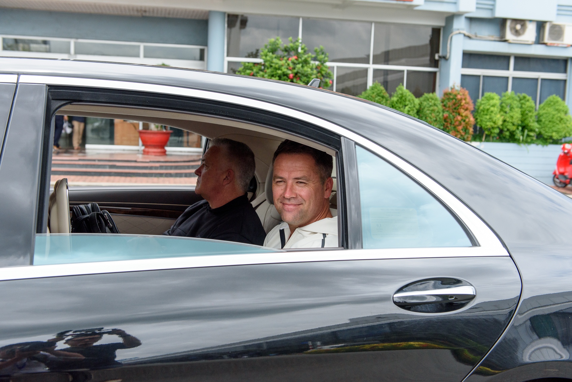 Michael Owen cuoi than thien voi fan Viet Nam tai Sai Gon anh 6