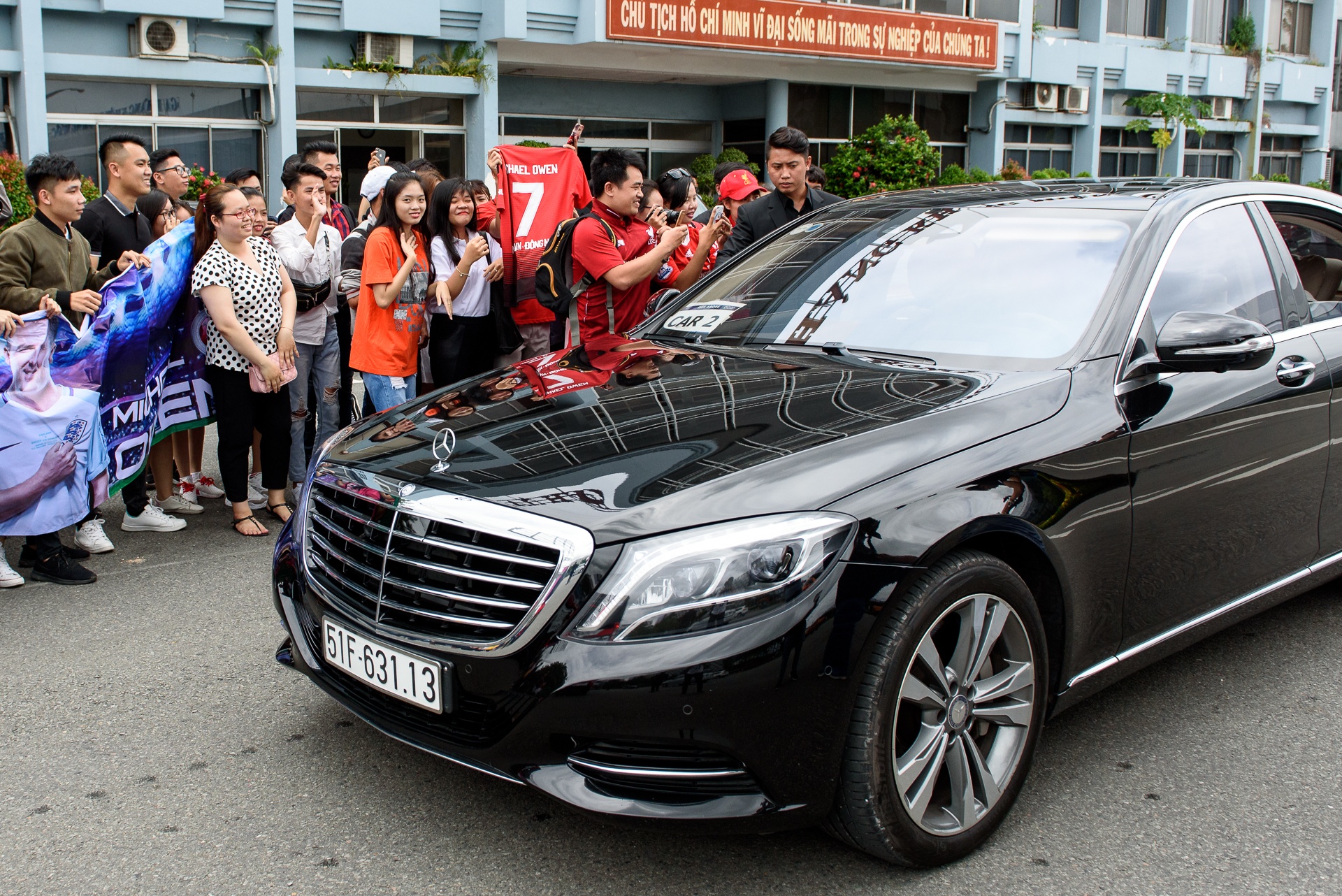 Michael Owen cuoi than thien voi fan Viet Nam tai Sai Gon anh 8