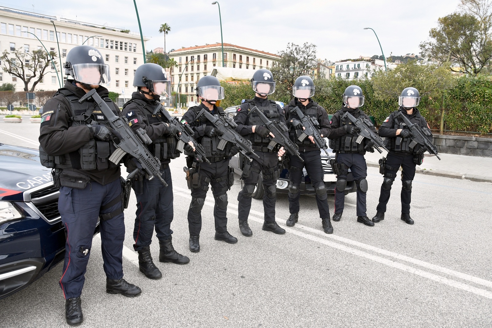 Ronaldo ra mắt Serie A: Giữa vòng vây súng đạn ảnh 1 Ronaldo ra mat Serie A: Giua vong vay sung dan anh 1