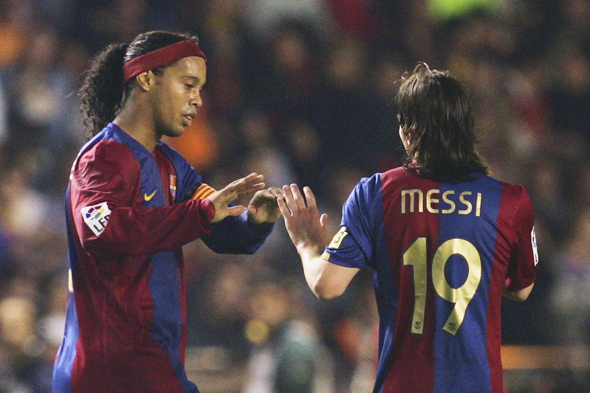 Ronaldinho: 'Chi nguoi ngoai hanh tinh moi danh bai duoc toi va Messi' hinh anh