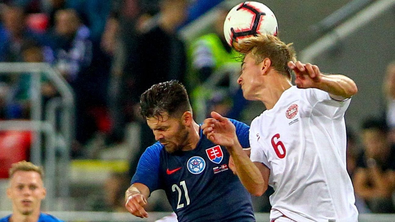 Tuyen Dan Mach voi dan cau thu sinh vien, nhan vien ban hang thi dau hinh anh