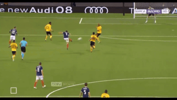 Courtois bat bong loi trong ngay DT Bi de bep Scotland hinh anh