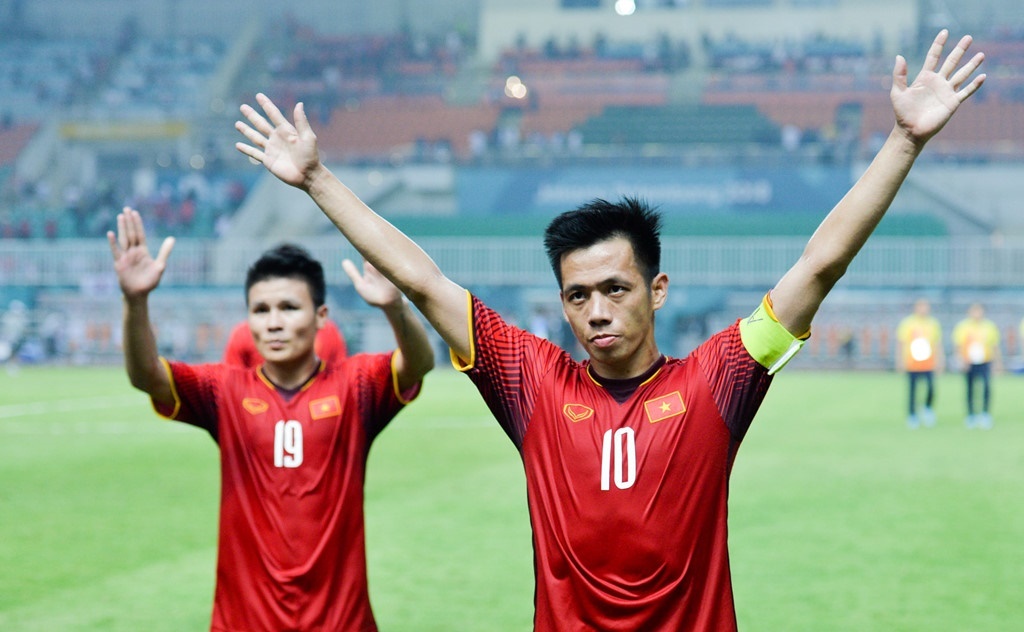 Qua bong vang Viet Nam 2018: Van Quyet dau Quang Hai? hinh anh