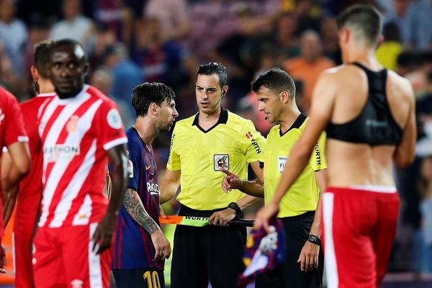 Messi cau nhau trong phong thay do vi trong tai duoi dong doi hinh anh