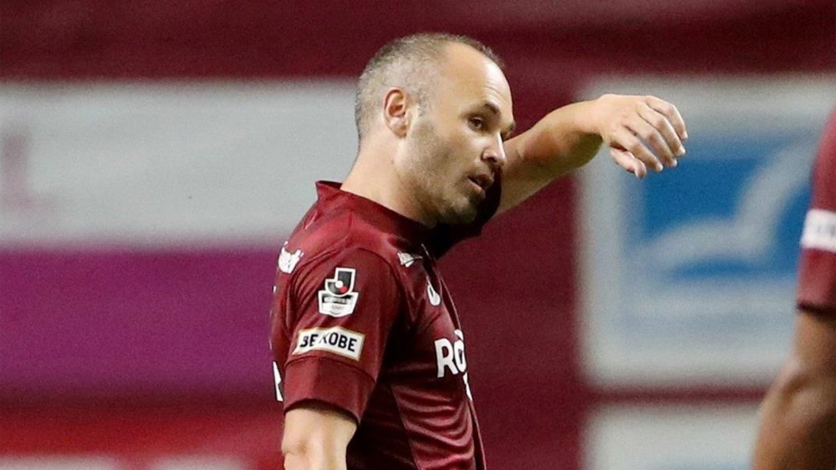 Lam ro ri tin ve Iniesta, cau thu Nhat Ban tra gia dat hinh anh