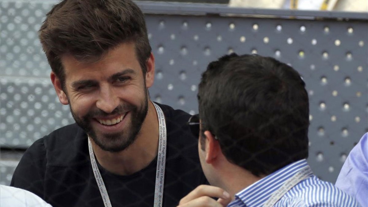 Me kinh doanh hon bong da, Gerard Pique choc gian Barca hinh anh