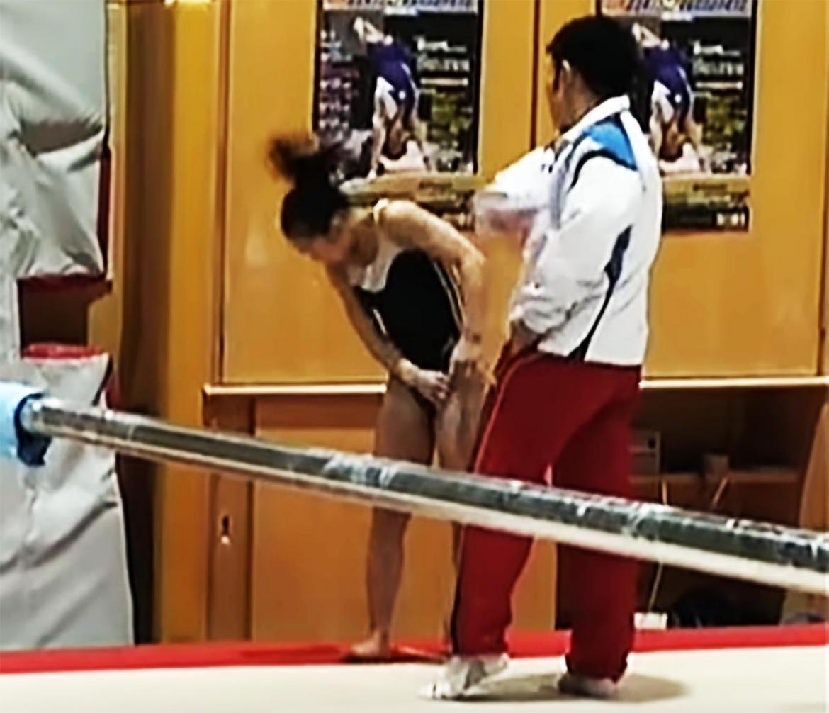 HLV Nhat Ban bi len an vi hanh xu bao luc voi hoc tro hinh anh