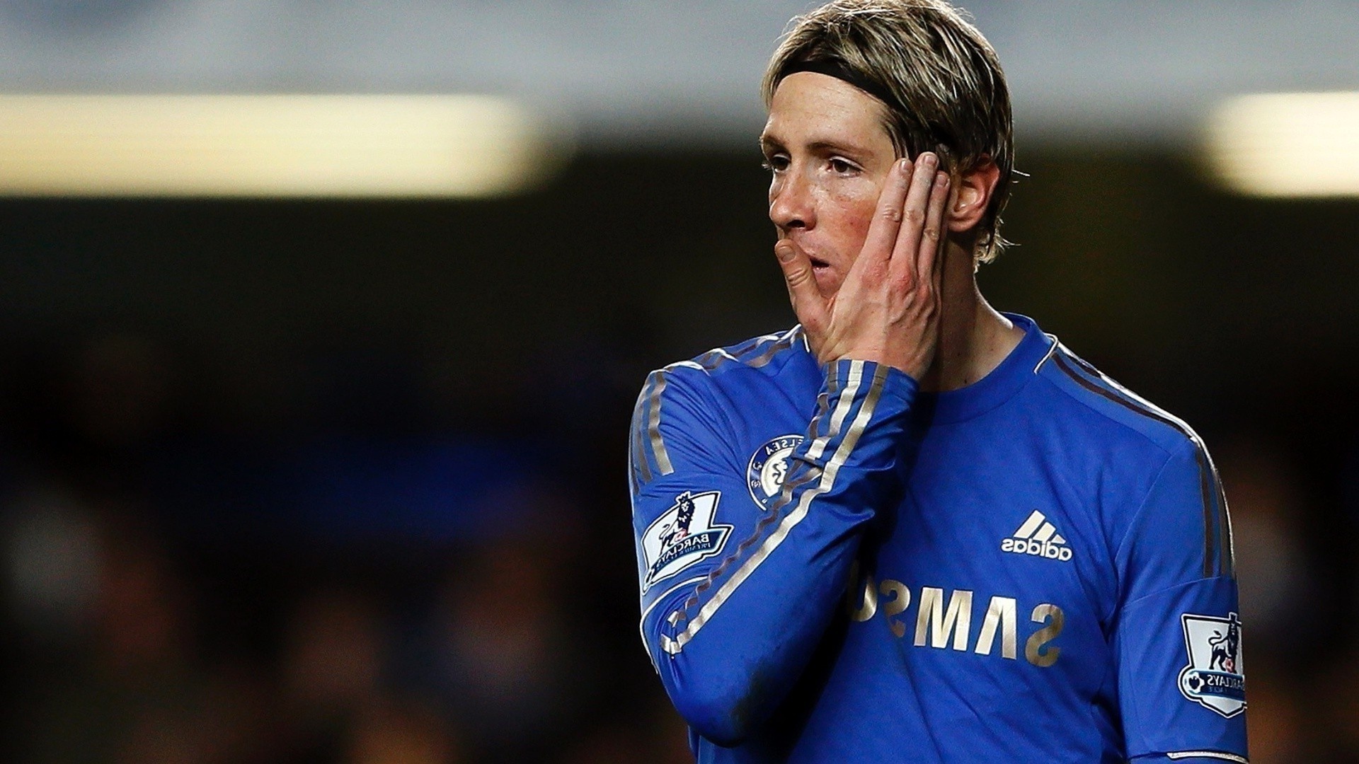 Alexis Sanchez dang tren duong lun bai nhu Fernando Torres hinh anh