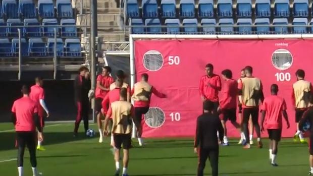 Sergio Ramos boc hoa, tra dua dong doi tren san tap hinh anh