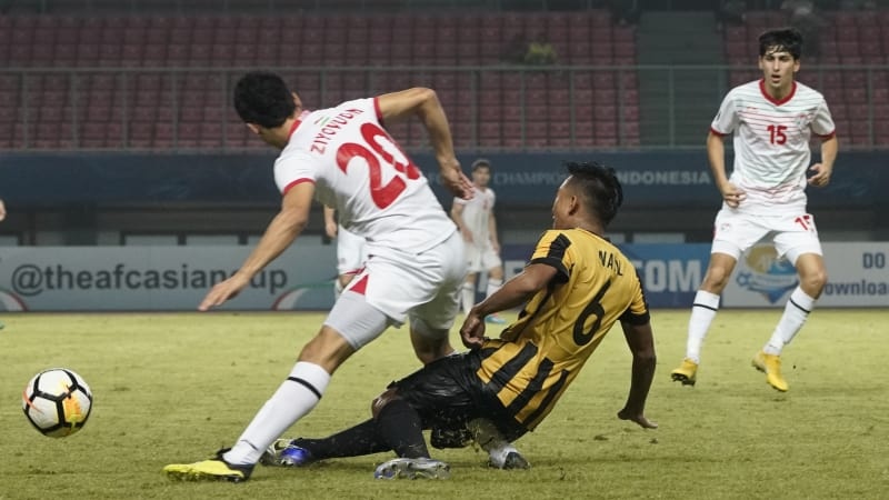Cầu thủ U19 Malaysia tắc bóng làm đối thủ gãy gập chân ảnh 1 Cau thu U19 Malaysia tac bong lam doi thu gay gap chan anh 1