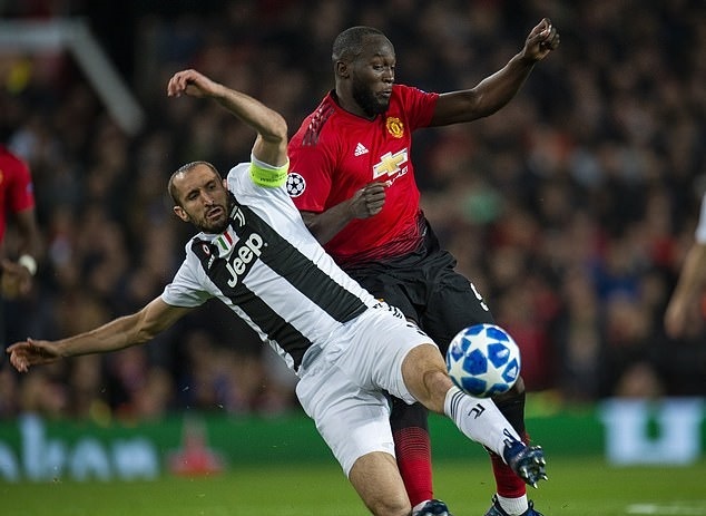 MU 0-1 Juventus: Cui dau truoc 'chien binh khong tuoi' Chiellini hinh anh